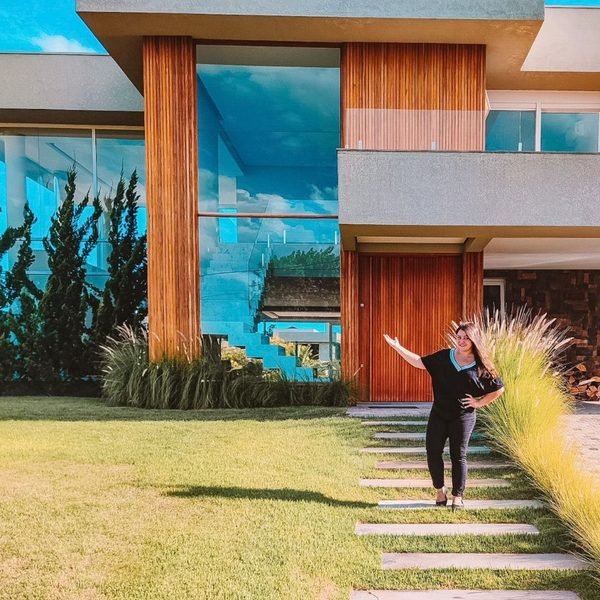 Michele Prietsch em bastidores de produção imobiliária em Florianópolis