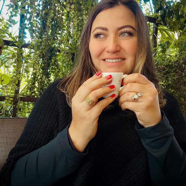 Michele Prietsch em sessão de fotos para portfólio imobiliário
