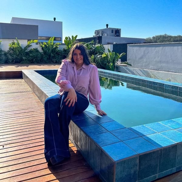 Michele Prietsch em cena no escritório da Gralha Imóveis