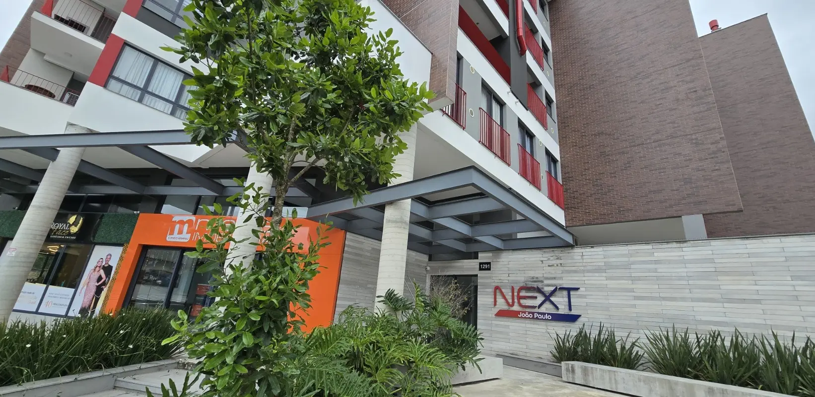 Entrada do Edifício Next João Paulo com identificação do número 1291, em Florianópolis