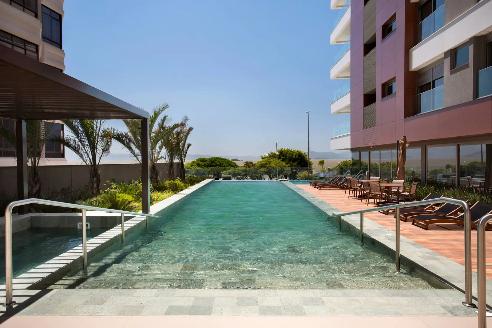 Piscina e área externa do condomínio Sonata Place na Agronômica