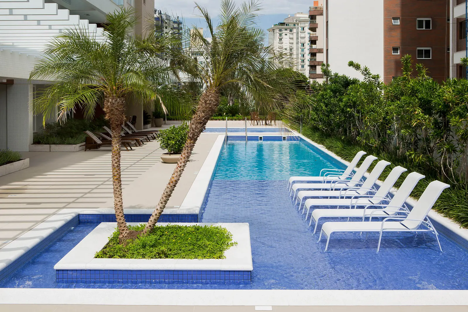 Piscina e área externa do condomínio Soprano Hall na Agronômica