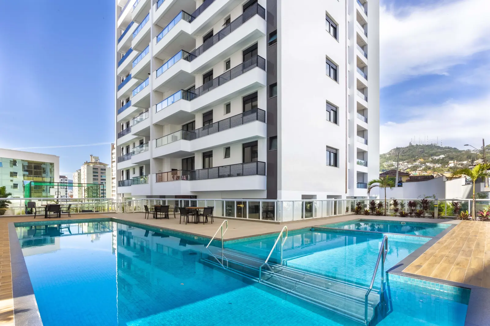 Piscina e área comum do Residencial Villa Celimontana na Agronômica