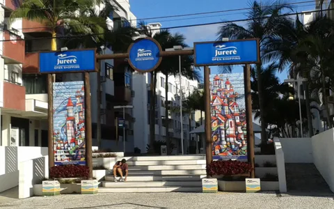 Entrada do calçadão do Jurerê Open Shopping em julho de 2014