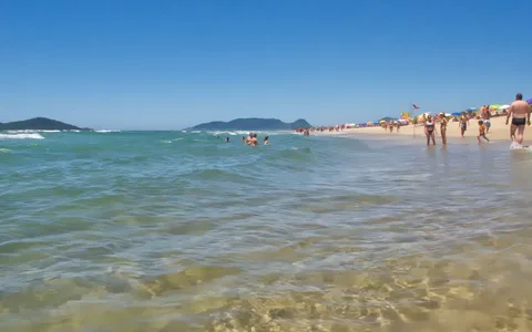 Mar e faixa de areia do Novo Campeche com banhistas em janeiro de 2014
