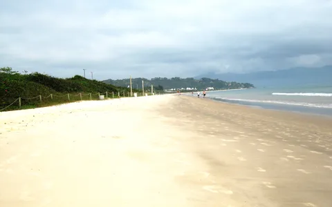 Faixa de areia, vegetação e mar da Praia de Jurerê em outubro de 2012