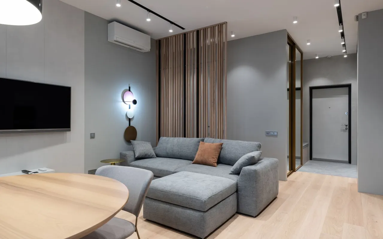Sala mobiliada; fotografia ilustrativa para comparar uso próprio e preparação de imóvel.