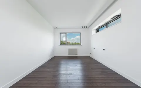 Ambiente vazio de apartamento; fotografia ilustrativa para comparar compra pronta e na planta.