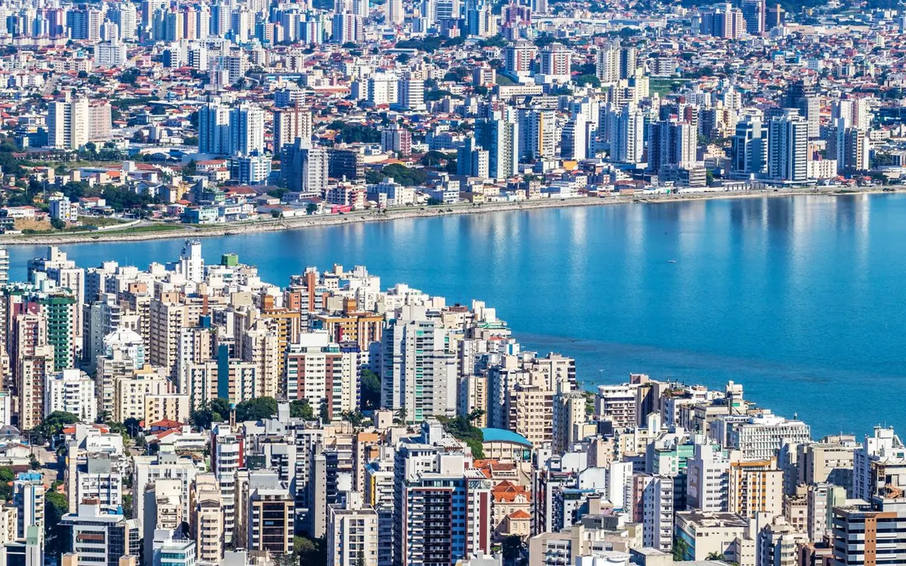 Vista aérea de Florianópolis e da Baía Norte; data de captura não informada pela fonte.