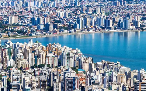 Vista aérea de Florianópolis e da Baía Norte; data de captura não informada pela fonte.
