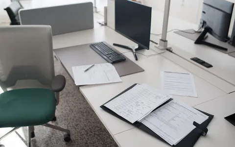 Pasta de documentos sobre mesa de escritório; contexto ilustrativo.