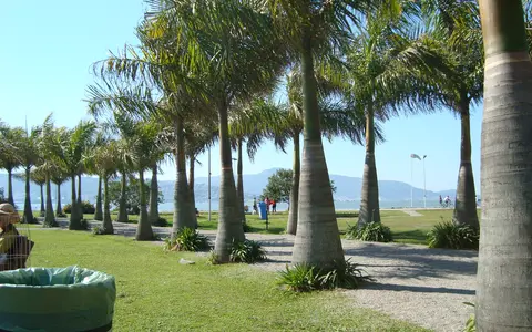 Orla de Coqueiros em Florianópolis, em fotografia de agosto de 2009.