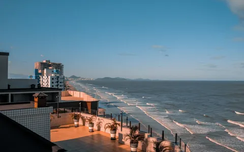 Edificações e mar na orla de Santos, em registro de maio de 2022.