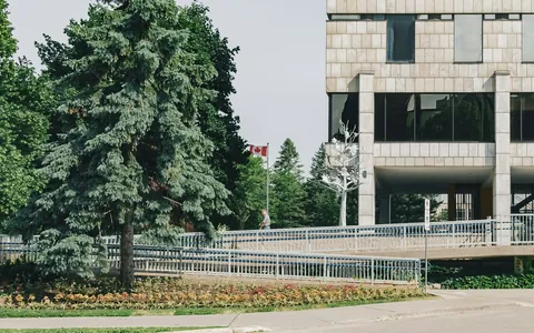 Rampa e acesso de edifício público no Canadá, em contexto ilustrativo sobre percursos.