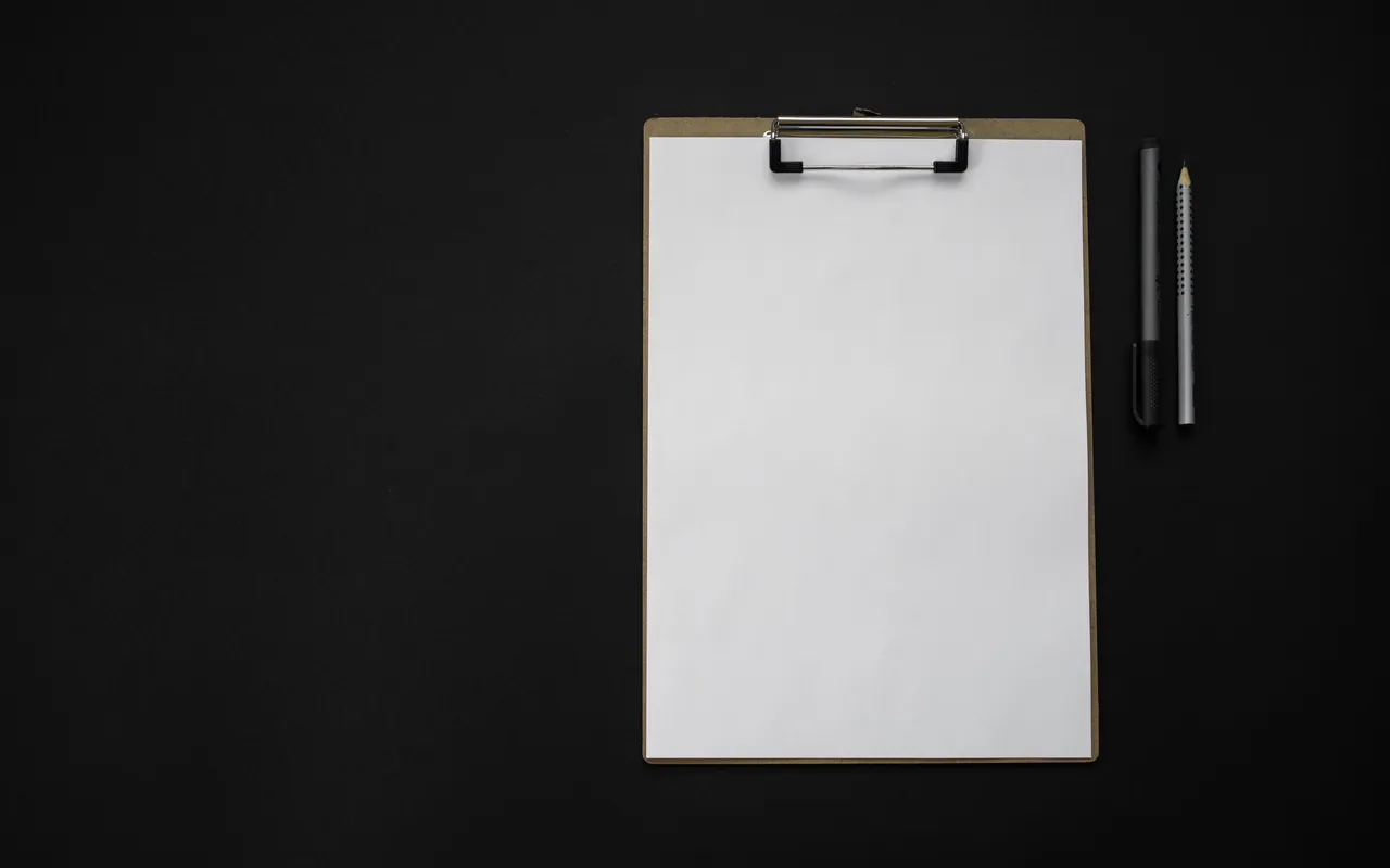 Prancheta com papel em branco em fotografia ilustrativa.