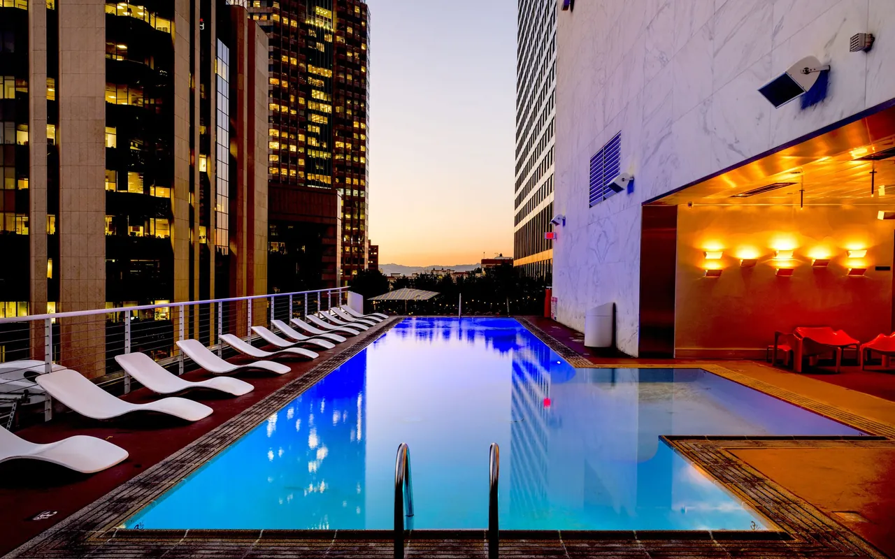 Piscina em ambiente externo em fotografia ilustrativa.
