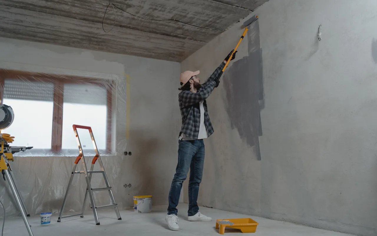 Pintura de parede durante reforma em fotografia ilustrativa.