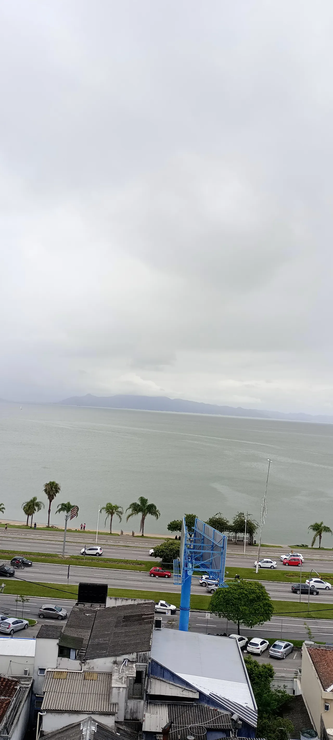 Avenida, orla e Baía Norte em Florianópolis, fotografadas em dezembro de 2023