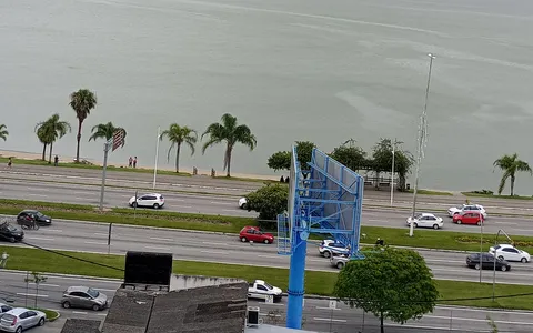 Avenida, orla e Baía Norte em Florianópolis, fotografadas em dezembro de 2023