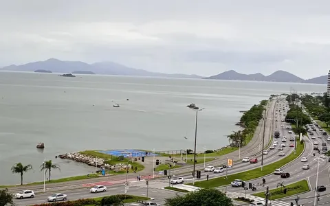 Orla, avenida e paisagem da Beira-Mar Norte em Florianópolis, em dezembro de 2023