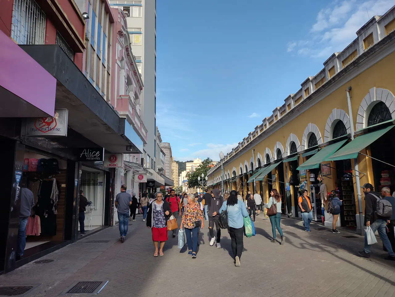Calçadão, comércio e fachada do Mercado Público no Centro de Florianópolis, em maio de 2023