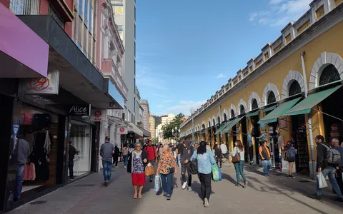 Calçadão, comércio e fachada do Mercado Público no Centro de Florianópolis, em maio de 2023