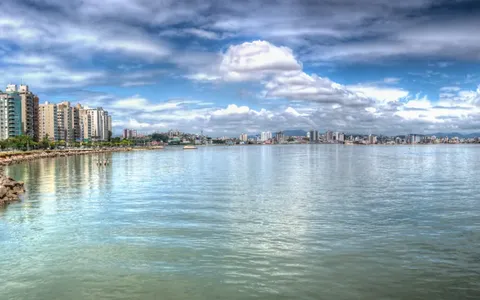 Edifícios e orla de Florianópolis em panorama de janeiro de 2014