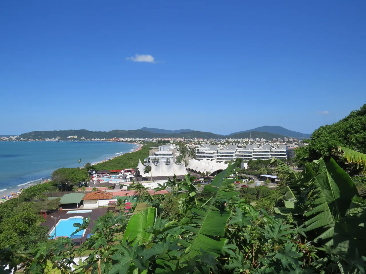 Praia e edificações de Jurerê Internacional em panorama de novembro de 2019