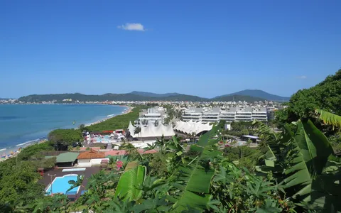 Praia e edificações de Jurerê Internacional em panorama de novembro de 2019